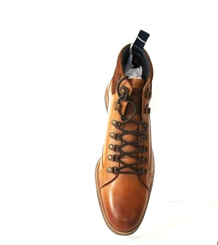Mountain-Inspired Design — Rugged alpine style with sturdy lace hooks and reinforced stitching
