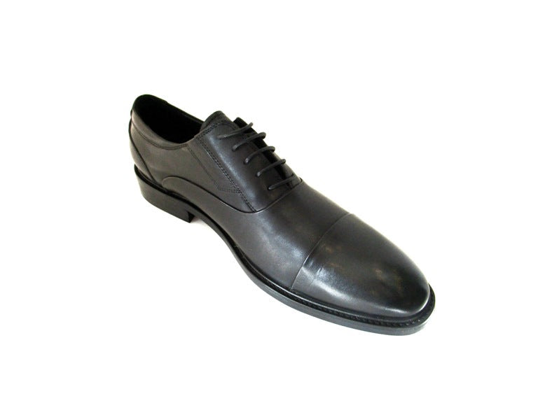 A black high-polished oxford shoe with a closed lacing system, suitable for formal occasions and business