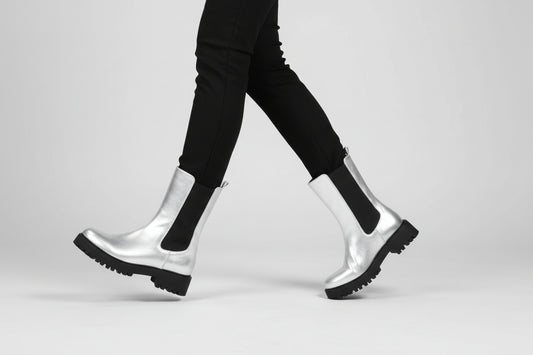 SILVER ZIP UP ELASTIC GUSSET THREE QUARTED BOOT